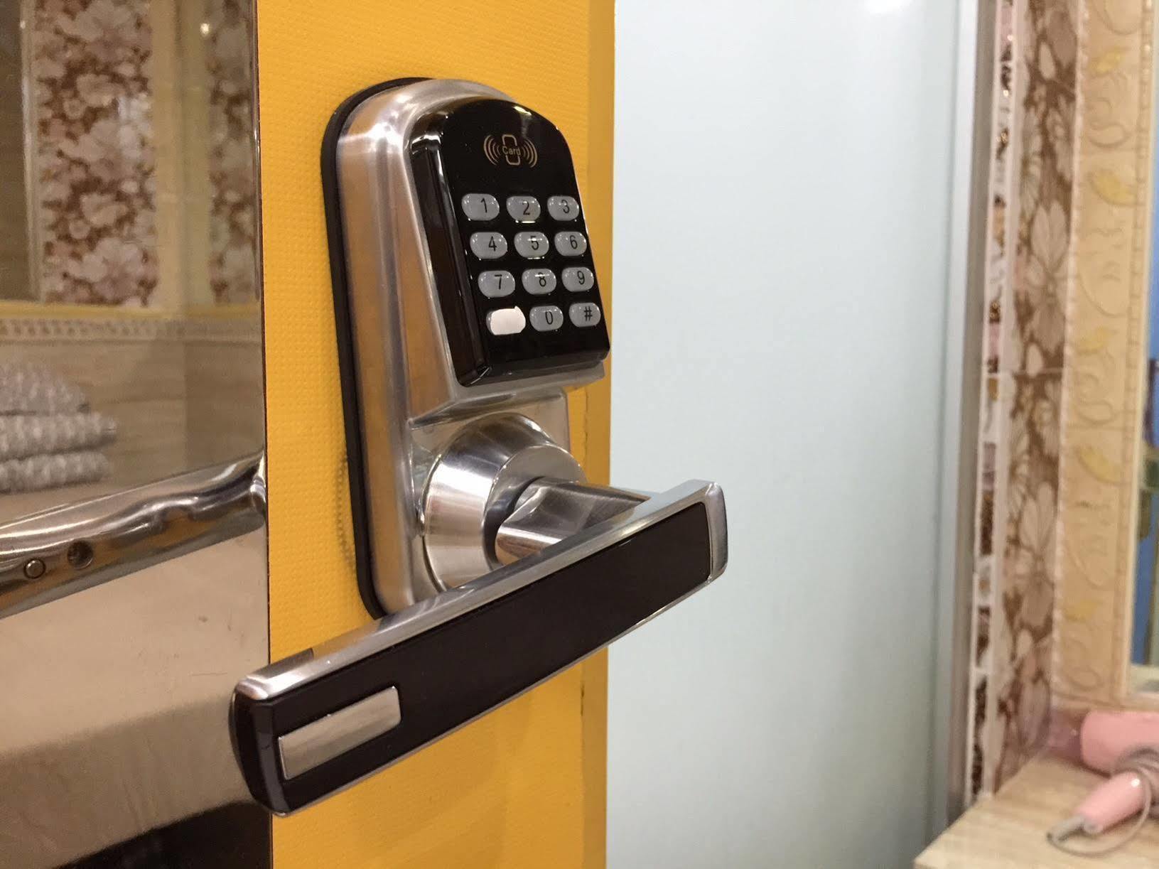 Apple Inn Tsim Sha Tsui Гонконг Экстерьер фото